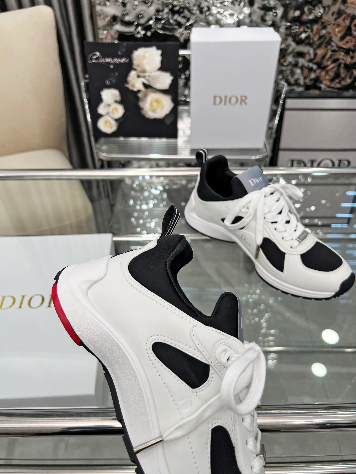 Men's shoes 💰540 Dior, the latest Star series on the show, this Dior Star dad sneaker is a new product for the fall of 2025, enriching the classic series with fashionable retro style. Carefully crafted, these Dad Shoes style shoes can be paired with casual looks all year round and follow the trend of the retro market. The Dior logo on the tongue also indicates that this pair of shoes is the B30 model! B30 uses fine-textured leather and mesh cloth materials to form a shoe body. There are conspicuous letters CD on both sides of the shoe body to indicate identity. The multiple lines on the shoe body outline the details, making the shoes look less monotonous and full of retro three-dimensionality! Size: Men’s size: 40-46 Color: four colors